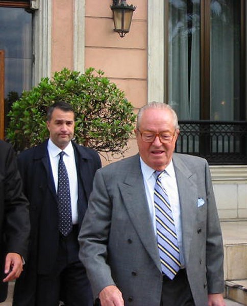 Ο πρόεδρος του γαλλικού "Εθνικού Μετώπου" με τον πρόεδρο του ελληνικού "Εθνικού Μετώπου".