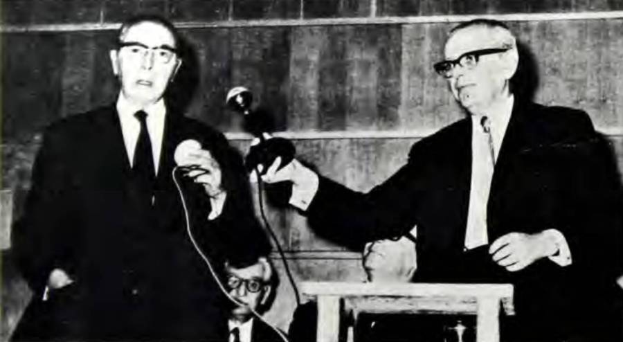 Ο Δημήτριος Βρανόπουλος (αριστερά) και ο πρόεδρος του ΚΙΣ Ιωσήφ Λόβιγγερ στην τελετή βράβευσης, 15 Ιουλίου 1970