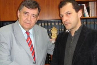 Δημήτρης Ζαφειρόπουλος, υποψήφιος ΛάΟΣ και Γιώργος Καρατζαφέρης σε χειραψία. Ο Μιχαλολιάκος χάλασε τη δουλειά.