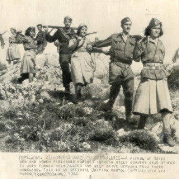 Ισως η πιο κλασική φωτογραφία με αντάρτες του ΕΛΑΣ. Οκτώβριος 1944, στα βουνά κοντά στην Αθήνα. Ο πρώτος άνδρας δεξιά είναι ο Σαλβατόρ Μπακόλας, 1922-2012, ή 'Σωτήρης', ο μοναδικός από την οικογένειά του που επέζησε από το Ολοκαύτωμα.