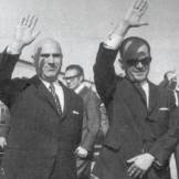 Παττακός και Παπαδόπουλος ξεπροβοδίζουν τον απεσταλμένο τους Κωνσταντίνο Πλεύρη (πάνω) που πήγαινε στον φίλο του Μουαμάρ Καντάφι (κάτω).