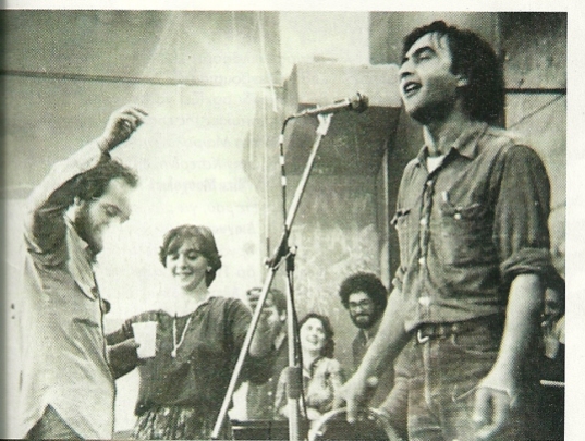 Δεκαετία 1980. Ο Νίκος Παπάζογλου στο αμφιθέατρο της Φυσικομαθηματικής (ΦΜΣ) του ΑΠΘ Θεσσαλονίκης τραγουδάει τα τραγούδια από την 'Εκδίκηση της Γυφτιάς'.
