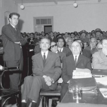 Οκτώβριος 1966: Δίκη για την υπόθεση Γρηγόρη Λαμπράκη. Διακρίνονται οι Μίκης Θεοδωράκης, Ξενοφών Φον Γιοσμάς, Εμμανουηλίδης και όλο το τρίκυκλο και η μούργα και το καθίζημα του παρακράτους.