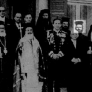 Μάιος 1967: Επίσκεψη Υπουργός Παιδείας της χούντας Καλαμπόκας και άλλοι επίσημοι και εκκλησιαστικοί πραράγοντες στον Βασιλιά Κωνσταντίνο. Διακρίνεται ο Χριστόδουλος Παρασκευαΐδης.
