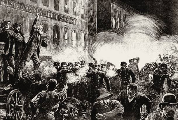 Οι αγώνες του εργατικού κινήματος δεν υπήρξαν πάντοτε «μη βίαιοι». Στιγμιότυπο από την ιστορική απεργιακή συγκέντρωση της 4ης Μαΐου 1886 -αυτή που γιορτάζουμε κάθε Πρωτομαγιά- με ανταλλαγή πυρών μεταξύ απεργών και αστυνομίας.