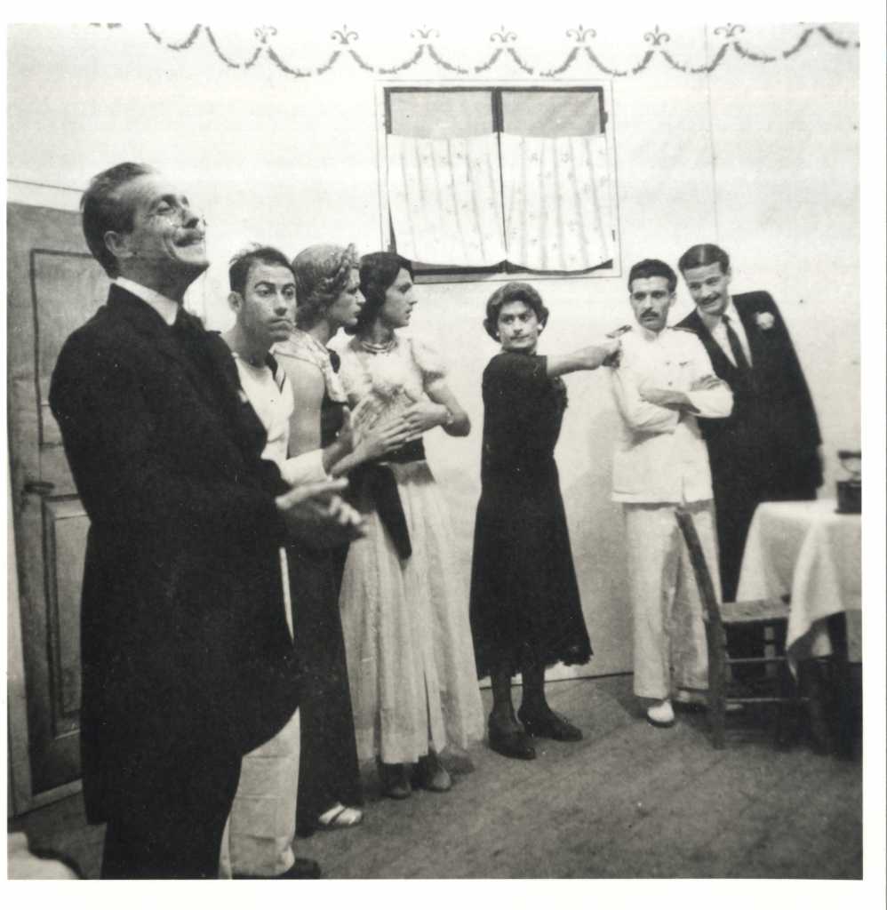 Ο Θανάσης Βέγγος σε θεατρική παράσταση στην Μακρόνησο. Πηγή ΑΣΚΙ.
