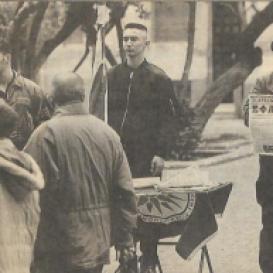 1995-xx-xx - Χάρης Κουσουμβρής + άλλοι δύο σε τραπεζάκι Χρυσή Αυγή διαμαρτυρία για βομβαρδισμό Σέρβων στη Βοσνία (Από 1998-11-29-ΕΛΕΥΘ - Ο ευρωχάρτης των νέων νοσταλγών του μίσους)