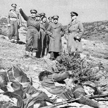1949-xx-xx - Γράμμος Βίτσι - Ο Βαν Φλιτ στέκεται τέρμα δεξιά, δίπλα του ο στρατηγός Θρασύβουλος Τσακαλώτος και ο αξιωματικός που δείχνει είναι λογικά ο Δημήτριος Γιαντζής - Βαν Φλιτ και ΔΣΕ νεκροί