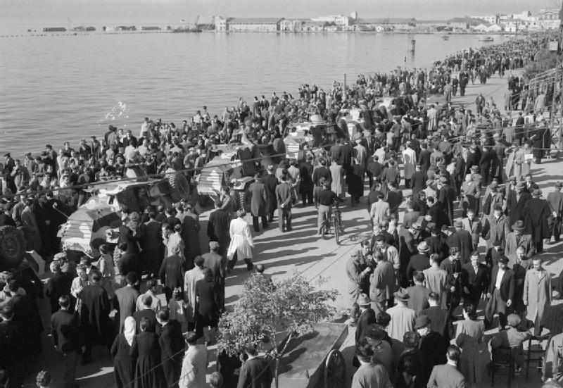 1944-10-30-Θεσσαλονίκη Λιμάνι – Οχήματα της RAF αποβιβάζονται