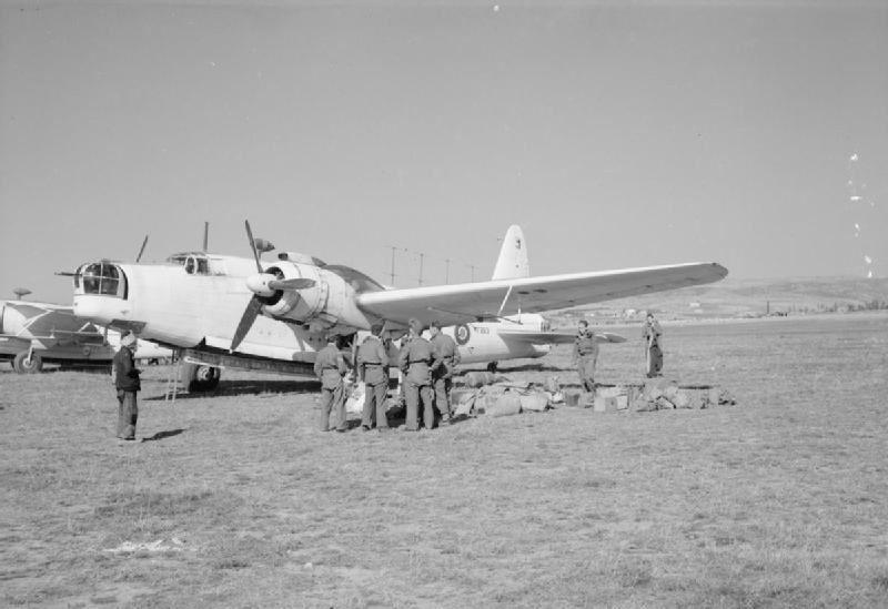 1944-11-01-Θεσσαλονίκη Σέδες αεροδρόμιο - Αγγλοι φέρνουν προμήθειες Vickers Wellington Mark XIII of No. 221 Squadron RAF
