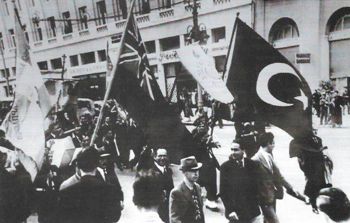 Αθήνα Οδός Πανεπιστημίου, 07 Απριλίου 1941 Αθηναίοι με τουρκικές σημαίες και βρετανικές σημαίες