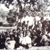 1944-xx-xx-Υπαίθρια μαθήματα μετά το κάψιμο του σχολείου στο χωριό Σύδεντρο