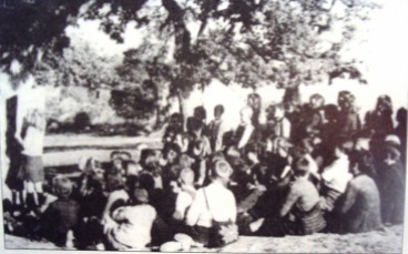 1944-xx-xx-Υπαίθρια μαθήματα μετά το κάψιμο του σχολείου στο χωριό Σύδεντρο