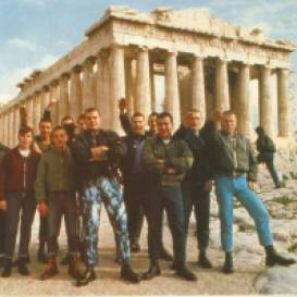 1986, Χρυσαβγίτες Nazi-Oi-Skinheads μολύνουν την Ακρόπολη.