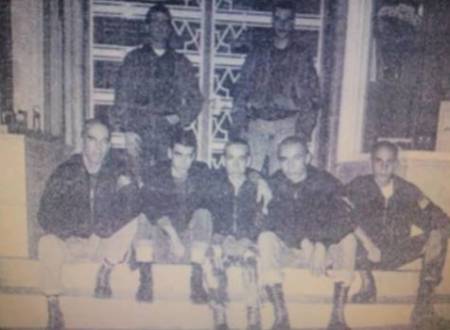 Δεκαετία 1980, Κυψέλη, στην εξώπορτα των γραφείων της Χρυσής Αυγής στην Κυψέλη. Χρυσαβγίτες Nazi-Oi-Skinheads σε επίδειξη, κόβουν λαρύγγια.