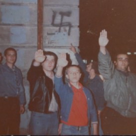 Δεκαετία 1980, Νεοναζί Skinhead Oi σε ναζιστικό χαιρετισμό κάτω απ' το ... γαμμάδιον.