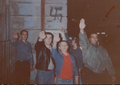 Δεκαετία 1980, Νεοναζί Skinhead Oi σε ναζιστικό χαιρετισμό κάτω απ' το ... γαμμάδιον.