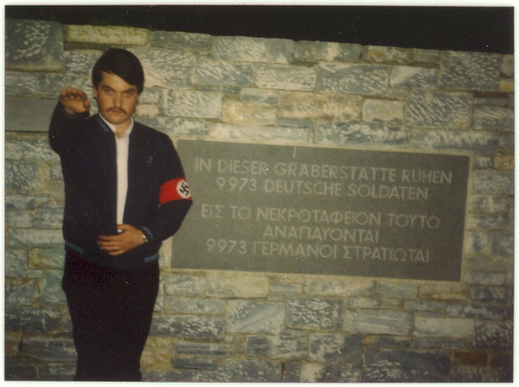 Ο Χρήστος Παππάς στο γερμανικό νεκροταφείο Διονύσου-Ραπεντόζας. Φυσικά, δεν είναι Ελληνας χιτλερόψυχος νεοναζί με περιβραχιόνιο-σβάστικα σε χιτλερικό-ναζιστικό χαιρετισμό “Χάιλ Χίτλερ”. Είναι Ελληνας “πατριώτης εθνικιστής”, με γαμμάδιο-περιβραχιόνιο σε αρχαιοελληνικό χαιρετισμό, ενώ αποδίδει φόρο τιμής σε Ελληνες μαχητές του ελληνικού πολιτισμού.