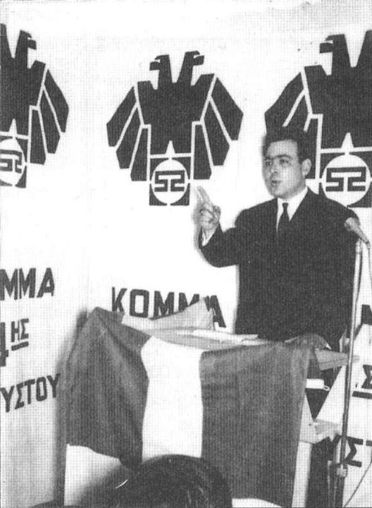 Ο Δημήτρης Δημόπουλος σε εκδήλωση του Κ4Α, την δεκαετία του 1960, πριν αναλάβει τη γενική γραμματεία στο υπουργείο της χούντας. Οταν το 1994, σαν υποψήφιος ευρωβουλευτής της ΕΠΕΝ είχε κατηγορήσει τη ΧΑ για "σκληρό ναζισμό", ο Μιχαλολιάκος από τις σελίδες της εφημερίδας τους, 17/06/1994, τον κάρφωσε πως είχε γράψει βιβλίο με σκληρές εθνικοσοσιαλιστικές θέσεις και "προέτρεψε" την ΕΠΕΝ «να είναι προσεκτικοί στους χαρακτηρισμούς της για τη ΧΑ» -αυτό το φαινόμενο είναι διαχρονικό και με καθολική ισχύ στο χώρο της ακροδεξιάς: άπαντες καρφώνουν άπαντες τους πρώην συναγωνιστές τους σε κάθε πιθανή ευκαιρία· χιλιάδες τα παραδείγματα -θυμηθείτε μόνο πόσους κάρφωσαν κατά την απολογία τους στη Βουλή οι Μιχαλολιάκος και Παππάς -όποιον έτυχε να τους πει "καλημέρα", ουσιαστικά.