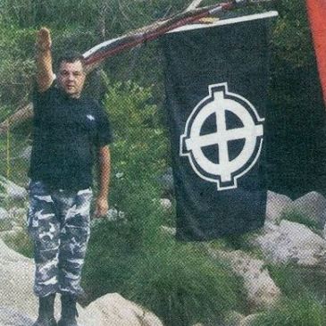Γιώργος Ρουπακιάς χαιρετά ναζιστικά στην κατασκήνωση στον ποταμό Νέδα - 6241a9d20bb3219bfa0c918334d75a07