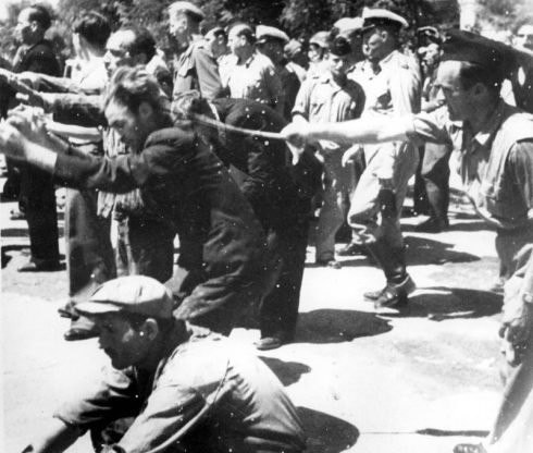 1942-07-11-Θεσσαλονίκη Πλατεία Ελευθερίας Εβραίοι σε γυμνάσια-13