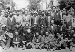 Θεσσαλονίκη, 11 Ιουλίου 1942, το "Μαύρο Σάββατο", Πλατεία Ελευθερίας. Εβραίοι άνδρες από την περιοχή του λιμανιού συγκεντρώνονται και προορίζονται να σταλθούν για καταναγκαστική εργασία.