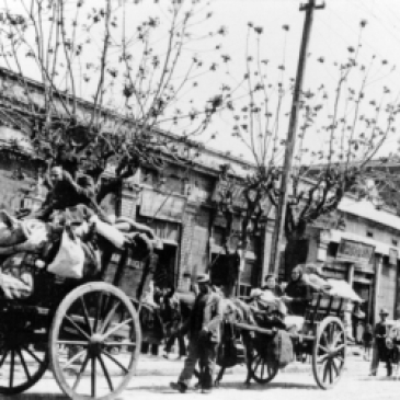 M;artiow 1943, Λαγκαδάς: Εβραίοι του Λαγκαδά περνούνε μέσα από την πόλη προς το γκέττο.