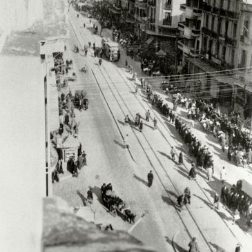 Θεσσαλονίκη, 09/04/1943: Φάλαγγα Εβραίων στην Εγνατία οδό κατά την μεταφορά τους στον Σιδηροδρομικό Σταθμό.