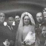 Εβραϊκός γάμος στη Θεσσαλονίκη, Ζευγάρι Εβραίων και συγγενείς, 1943. Στις αρχές του 1943, πολλά ζευγάρια Εβραίων παντρεύτηκαν βιαστικά νομίζοντας ότι σαν οικογένεια θα είχαν καλύτερη τύχη.