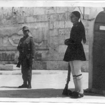 1941-05-ΜΑΪ-Αγνωστος Στρατιώτης - Εύζωνας Τσολιάς + Γερμανός στρατιώτης φυλάνε το μνημείο