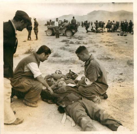 18 Οκτωβρίου 1944, Μέγαρα, πρώτες βοήθειες σε τραυματισμένο κατά την άφιξη των αλεξιπτωτιστών (A casualty is attended to on the drop zone)