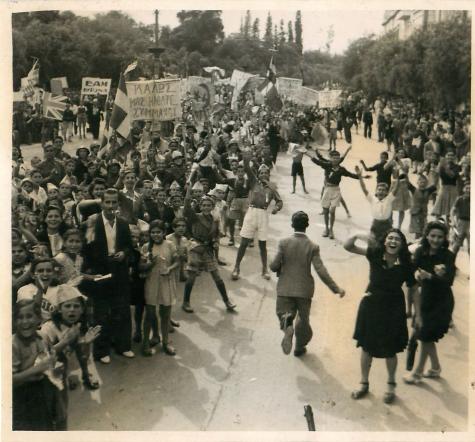 18 Οκτωβρίου 1944, ο αθηναϊκός λαός ζητωκραυγάζει για τον ερχομό του βρετανικού στρατού (Greek civilians crowd in the streets to welcome British paratroopers)