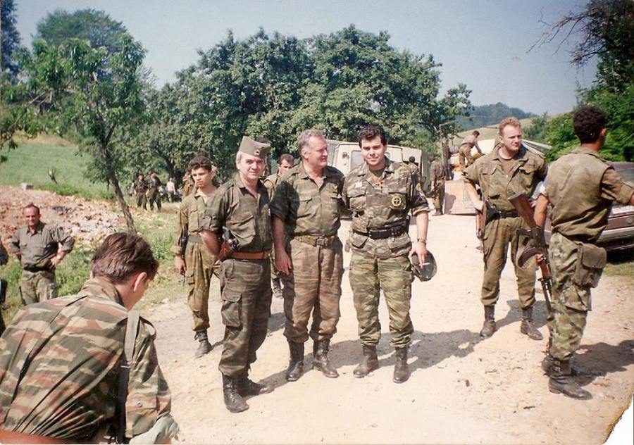Σρεμπρένιτσα Βοσνίας, 11 Ιουλίου 1995, την ημέρα της πτώσης της πόλης και της αρχής των σφαγών. Διακρίνονται ο Ράτκο Μλάντιτς, ο Σερβοβόσνιος διοικητής της ΕΕΦ με το πολεμικό ψευδώνυμο 'Duga puska' και ο Ελληνας διοικητής της ΕΕΦ Μήτκος Αντώνιος, ενώ γύρω-γύρω διακρίνονται οι σωματοφύλακες του Μλάντιτς.