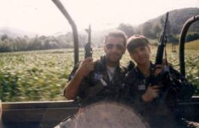 Βοσνία, 1995. Βασίλης Σχιζάς και ένας ακόμα ένοπλος της ΕΕΦ επάνω σε τζιπ ή παρόμοιο στρατιωτικό όχημα