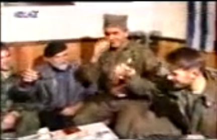 Στο σπίτι του Ζβόνκο Μπάγιαγκιτς. Κώστας Καράλης, Βασιλειάδης, Μπάγιαγκιτς και Σπουργίτης πίνουν slivovitza κάνοντας τον σταυρό τους. Βλασένιτσα, Δεκέμβριος του 1994.