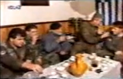 Στο σπίτι του Ζβόνκο Μπάγιαγκιτς. Κώστας Καράλης, Μήτκος, Βασιλειάδης, Μπάγιαγκιτς και Σπουργίτης πίνουν slivovitza. Βλασένιτσα, Δεκέμβριος του 1994.