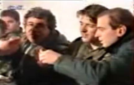 Στο σπίτι του Ζβόνκο Μπάγιαγκιτς. Παπαπέτρου, Σπουργίτης και Χρυσαΐτης πίνουν slivovitza. Βλασένιτσα, Δεκέμβριος του 1994.