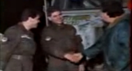 Η ανάπαυση του πολεμιστή γύρω από τη φωτιά. Μήτκος, Βασιλειάδης και Παπαπέτρου σε χειραψία. Βλασένιτσα, Δεκέμβριος του 1994.