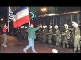 Αθήνα, Πρεσβεία Σερβίας, 1994. Διαδήλωση Χρυσής Αυγής. Με σερβικές και ελληνικές σημαίες ενάντια στα ΜΑΤ
