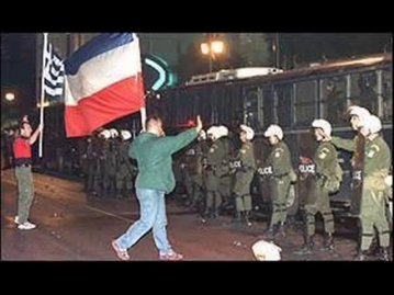 Αθήνα, Πρεσβεία Σερβίας, 1994. Διαδήλωση Χρυσής Αυγής. Με σερβικές και ελληνικές σημαίες ενάντια στα ΜΑΤ