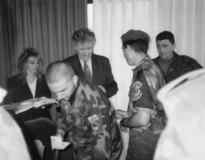 Πάσχα με τον Κάρατζιτς. Απρίλιος 1994, Πάλε, στην έδρα των Κάρατζιτς και Κράιζνικ. Ο Ράντοβαν Κάρατζιτς παρασημοφορεί Ελληνες εθελοντές