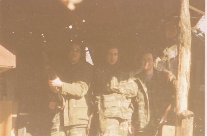 Απρίλιος του 1995, λόφος Μόιμιλο στο Σαράγεβο, Βοσνία. Ο Μαυρογιαννάκης Μιχάλης της Χρυσής Αυγής, ο Χρυσαΐτης Νέστορας και ο Νικολαΐδης Νίκος.
