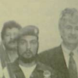 Πάσχα με τον Κάρατζιτς. Απρίλιος 1994, Πάλε, στην έδρα των Κάρατζιτς και Κράιζνικ. Ο Ράντοβαν Κάρατζιτς παρασημοφορεί Ελληνες εθελοντές.