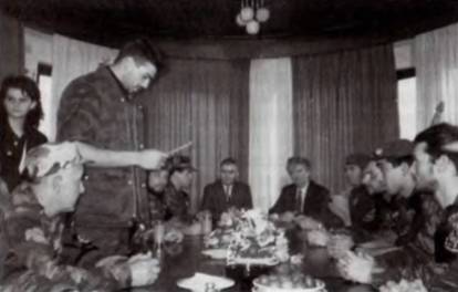 Πάσχα με τον Κάρατζιτς. Απρίλιος 1994, Πάλε, στην έδρα των Κάρατζιτς και Κράιζνικ. Ο Ράντοβαν Κάρατζιτς παρασημοφορεί Ελληνες εθελοντές. Στο τραπέζι