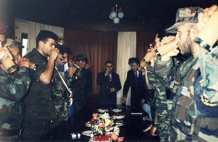 Πάσχα με τον Κάρατζιτς. Απρίλιος 1994, Πάλε, στην έδρα των Κάρατζιτς και Κράιζνικ. Ο Ράντοβαν Κάρατζιτς παρασημοφορεί Ελληνες εθελοντές. Ολοι όρθιοι πίνουν.