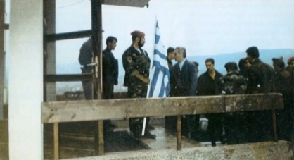 Πάσχα με τον Κάρατζιτς. Απρίλιος 1994, Πάλε, στην έδρα των Κάρατζιτς και Κράιζνικ. Ο Ράντοβαν Κάρατζιτς παρασημοφορεί Ελληνες εθελοντές.