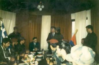 Πάσχα με τον Κάρατζιτς. Απρίλιος 1994, Πάλε, στην έδρα των Κάρατζιτς και Κράιζνικ. Ο Ράντοβαν Κάρατζιτς παρασημοφορεί Ελληνες εθελοντές. Στο τραπέζι.