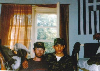 Βοσνία, Απρίλιος 1995. Διακρίνονται οι Νικολαΐδης Νίκος και Μουρατίδης Γιώργος σε σερβοβοσνιακό στρατόπεδο.