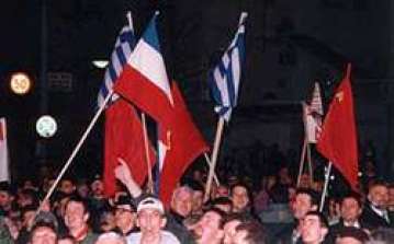 Ιούνιος 1995, Βελιγράδι, Παρέλαση Ελλήνων Χρυσαυγιτών με ελληνικές σημαίες, γιορτάζουν την επέτειο της μάχης του Κοσσυφοπεδίου μαζί με Σέρβους ομοϊδεάτες τους