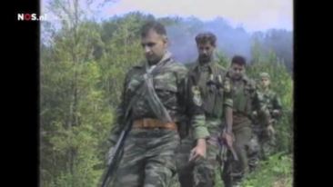 Ημέρες των θηριωδιών, 13 Ιουλίου 1995, Σρεμπρένιτσα, Βοσνία. Οι τέσσερις από τους συνολικά δέκα της ΕΕΦ που βρίσκονταν ακριβώς στους τόπους των μαζικών εκτελέσεων αόπλων και αιχμαλώτων. Με τα όπλα γεμάτα και το δάχτυλο στην σκανδάλη, ξεκινάνε μαζί με Σέρβους ένοπλους παραστρατιωτικούς για κυνήγι Μουσουλμάνων, πιθανώς με την μέθοδο της ενέδρας. Το μέλος της Χρυσής Αυγής Τζανόπουλος Σπύρος, ο Ελληνορουμάνος Φλορίν Αννα κά.